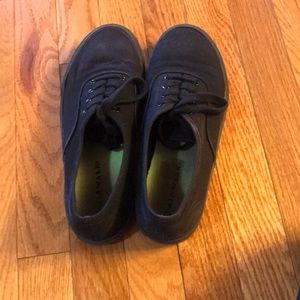 Airwalk Shoes with laces in the front.